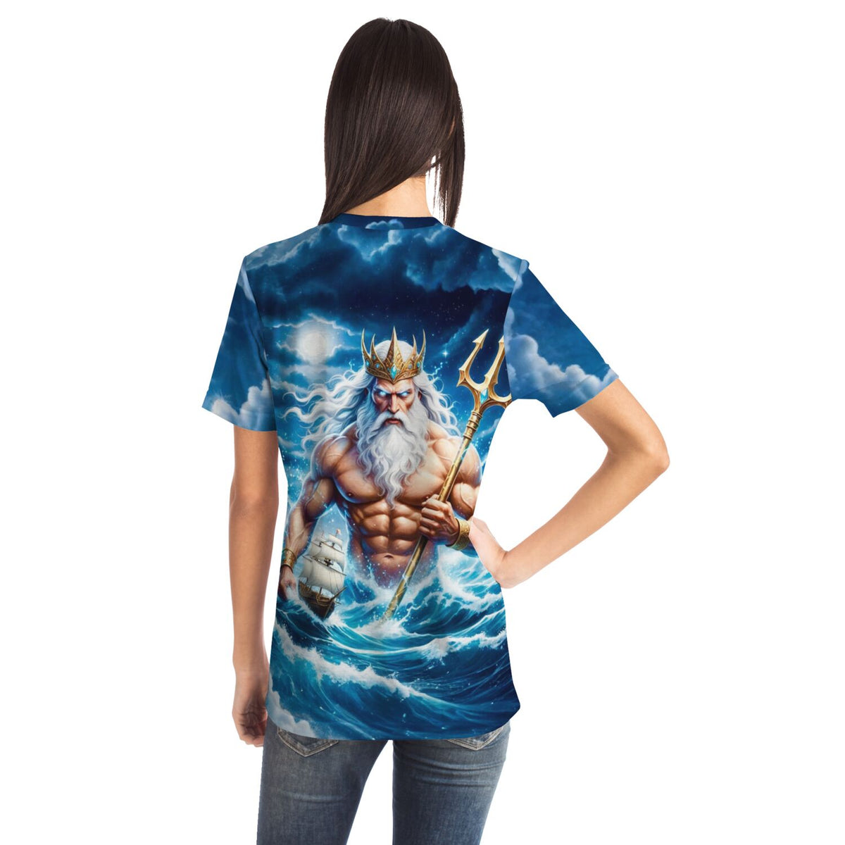 Frau trägt T-Shirt mit Poseidon Motiv, das sich ideal als Vorlage für Diamond Painting oder Malen nach Zahlen eignet.