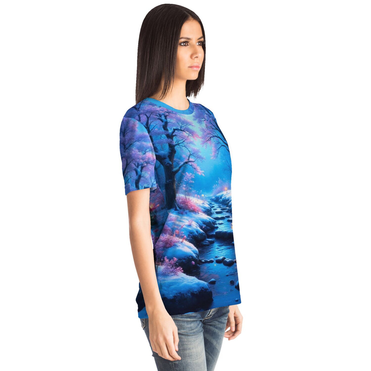 Frau trägt Dreamer T-Shirt mit Fluss der Träume Motiv, inspiriert von Diamond Painting und Malen nach Zahlen Kunst
