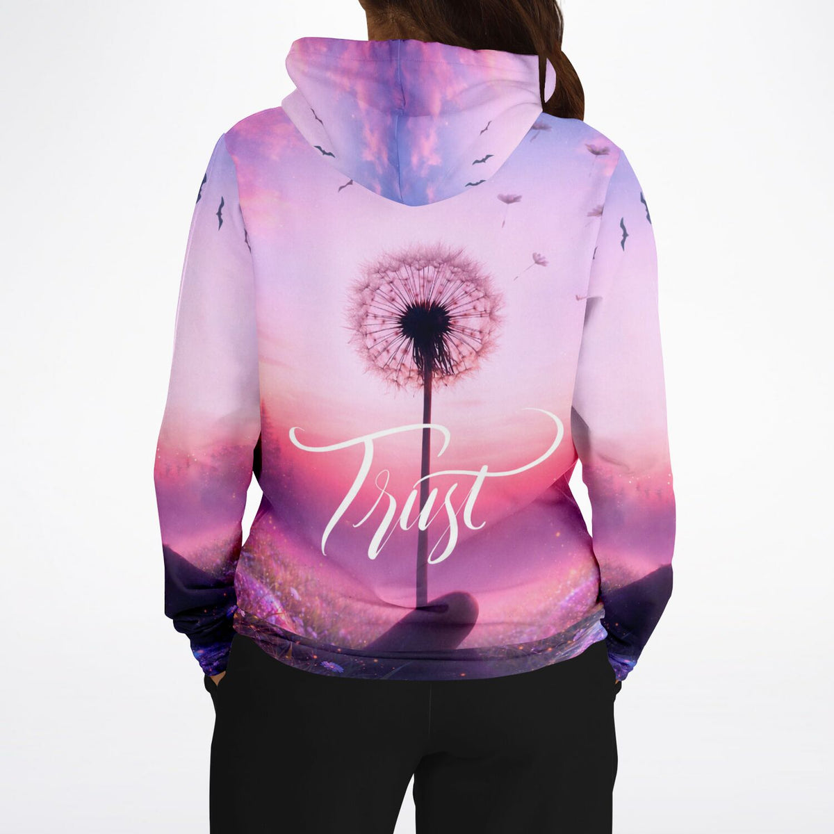 Dreamer Hoodie in zartem Rosa mit Pusteblumen-Motiv, Vögeln und Trust-Schriftzug im All-over-Print Design