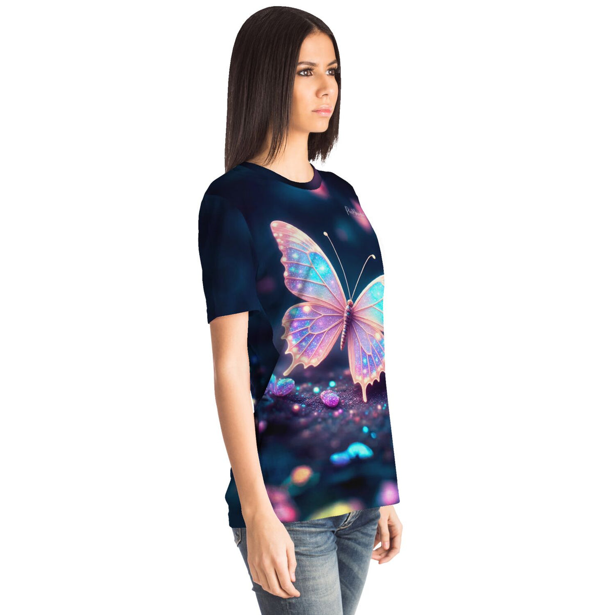 Frau trägt T-Shirt mit leuchtendem Schmetterling-Motiv im Stil von Diamond Painting Kunstwerken