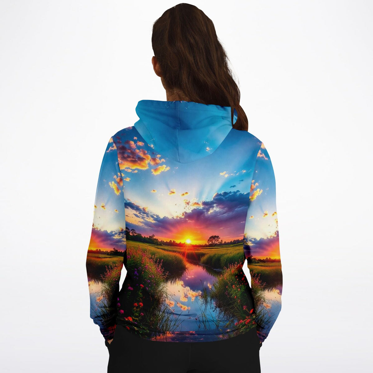 Dreamer Hoodie Morgenrot mit vollflächigem Motiv eines idyllischen Sonnenuntergangs über einer Wiesenlandschaft