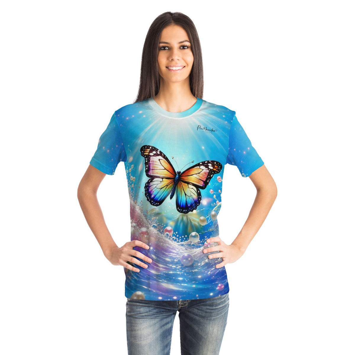 Frau trägt blaues T-Shirt mit buntem Schmetterling und Perlen-Motiv im Stil von Diamond Painting und Malen nach Zahlen