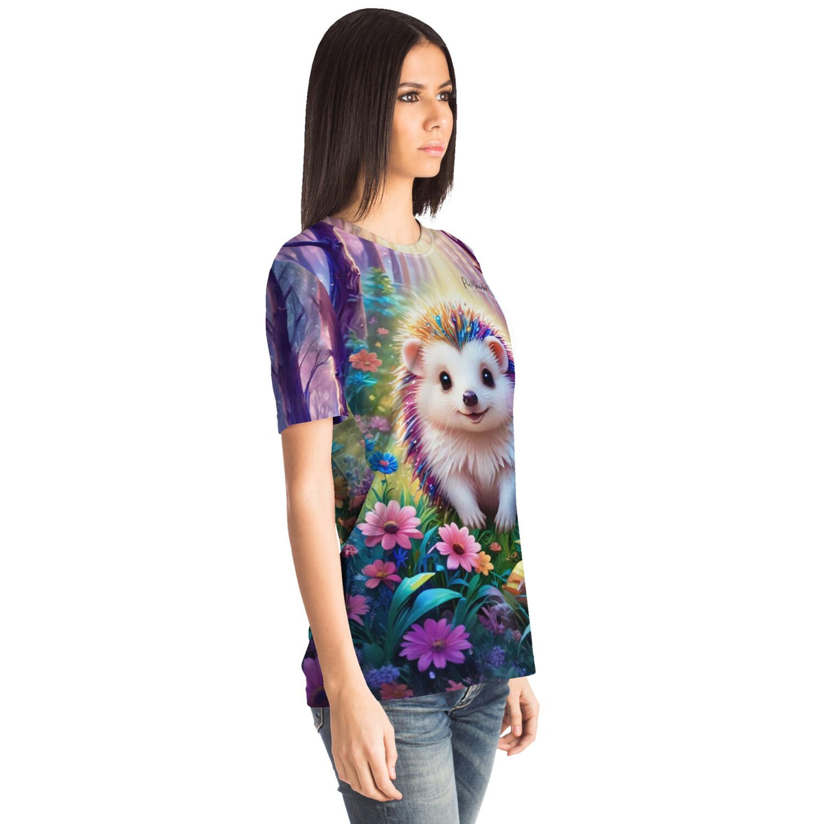 Frau trägt Dreamer T-Shirt mit buntem Igel-Motiv im Fairydust-Stil, passend zu Diamond Painting und Malen nach Zahlen