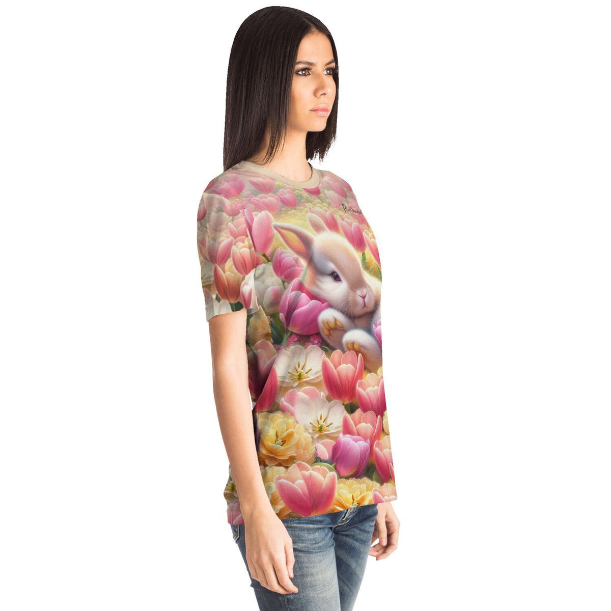 Frau trägt T-Shirt mit verträumtem Osterhäschen in Tulpen – perfekt für Fans von Diamond Painting und Malen nach Zahlen