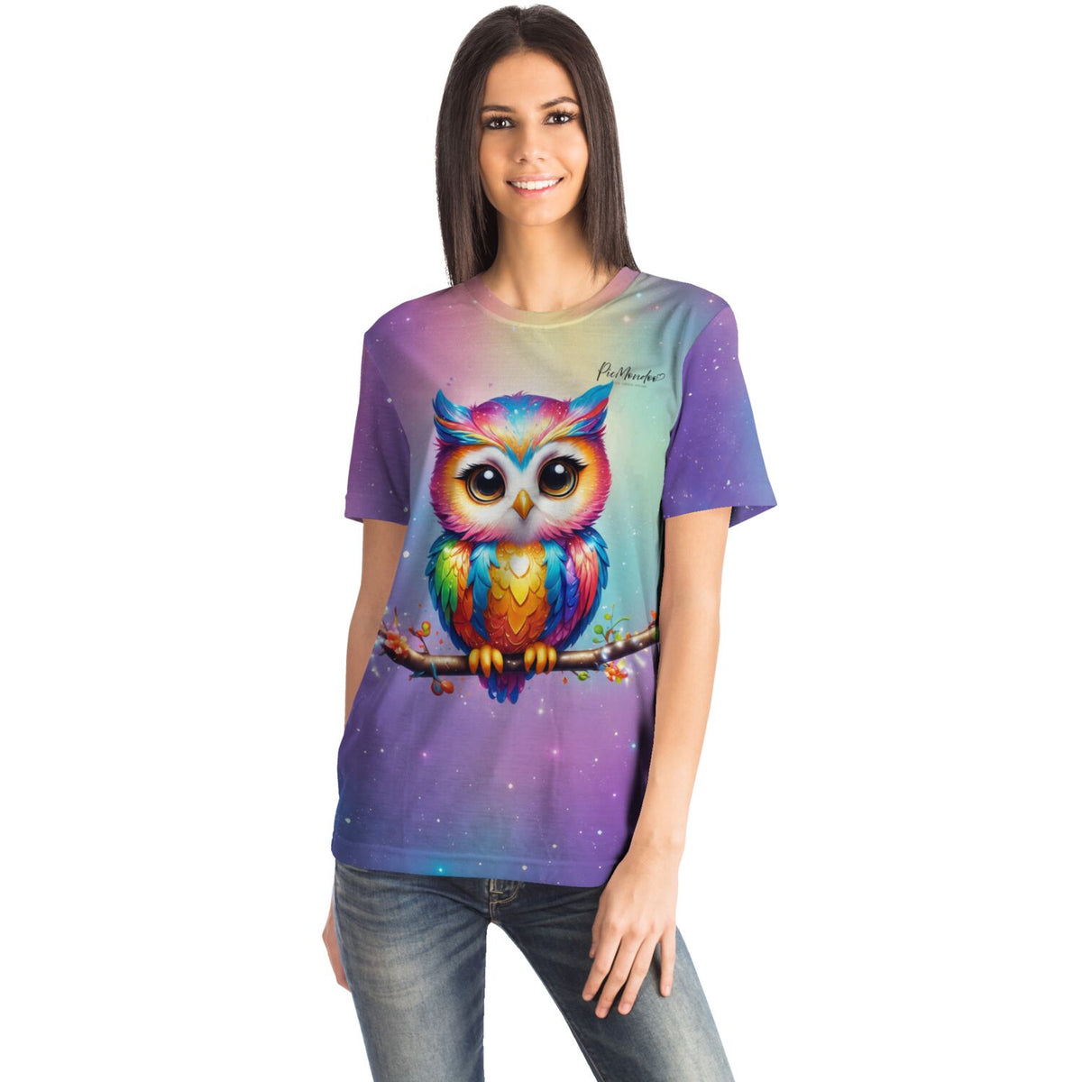 Frau trägt buntes T-Shirt mit Eulen-Motiv im Diamond Painting Stil, perfekt für Fans von Malen nach Zahlen