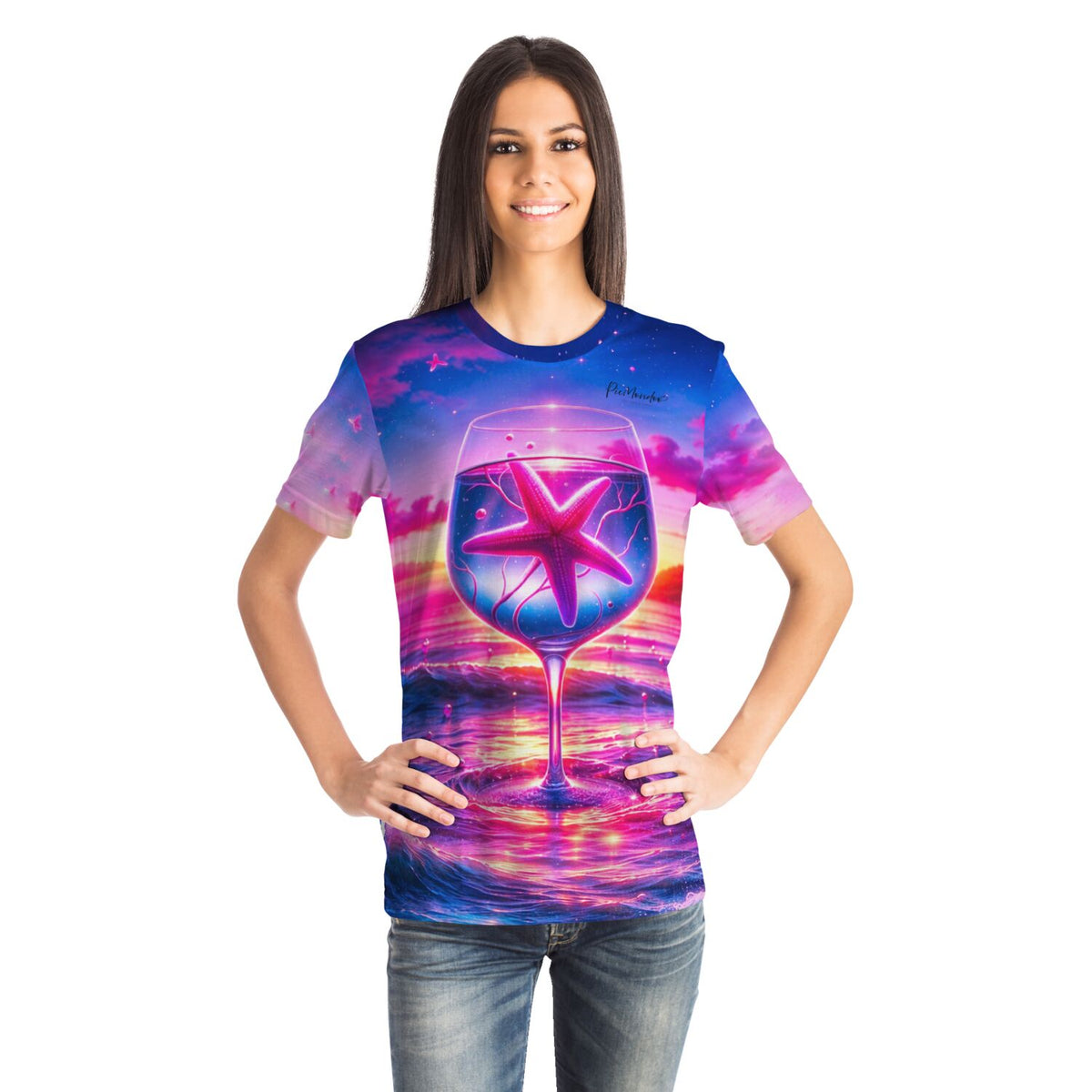 Frau trägt ein farbenfrohes T-Shirt mit Seesternzauber-Motiv, das an moderne Diamond Painting und Malen nach Zahlen Kunst erinnert.
