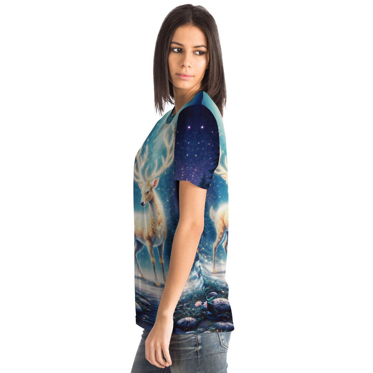 Frau trägt Dreamer T-Shirt Herr der Wälder mit magischem Hirsch-Motiv im Stil von Diamond Painting und Malen nach Zahlen