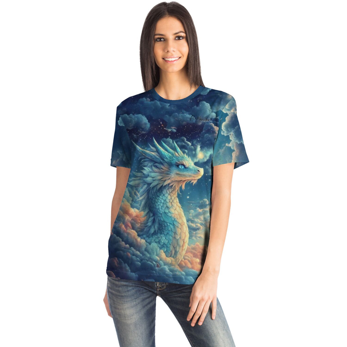 Frau trägt blaues T-Shirt mit Saphira Himmelsdrache Motiv im Stil von Diamond Painting und Malen nach Zahlen