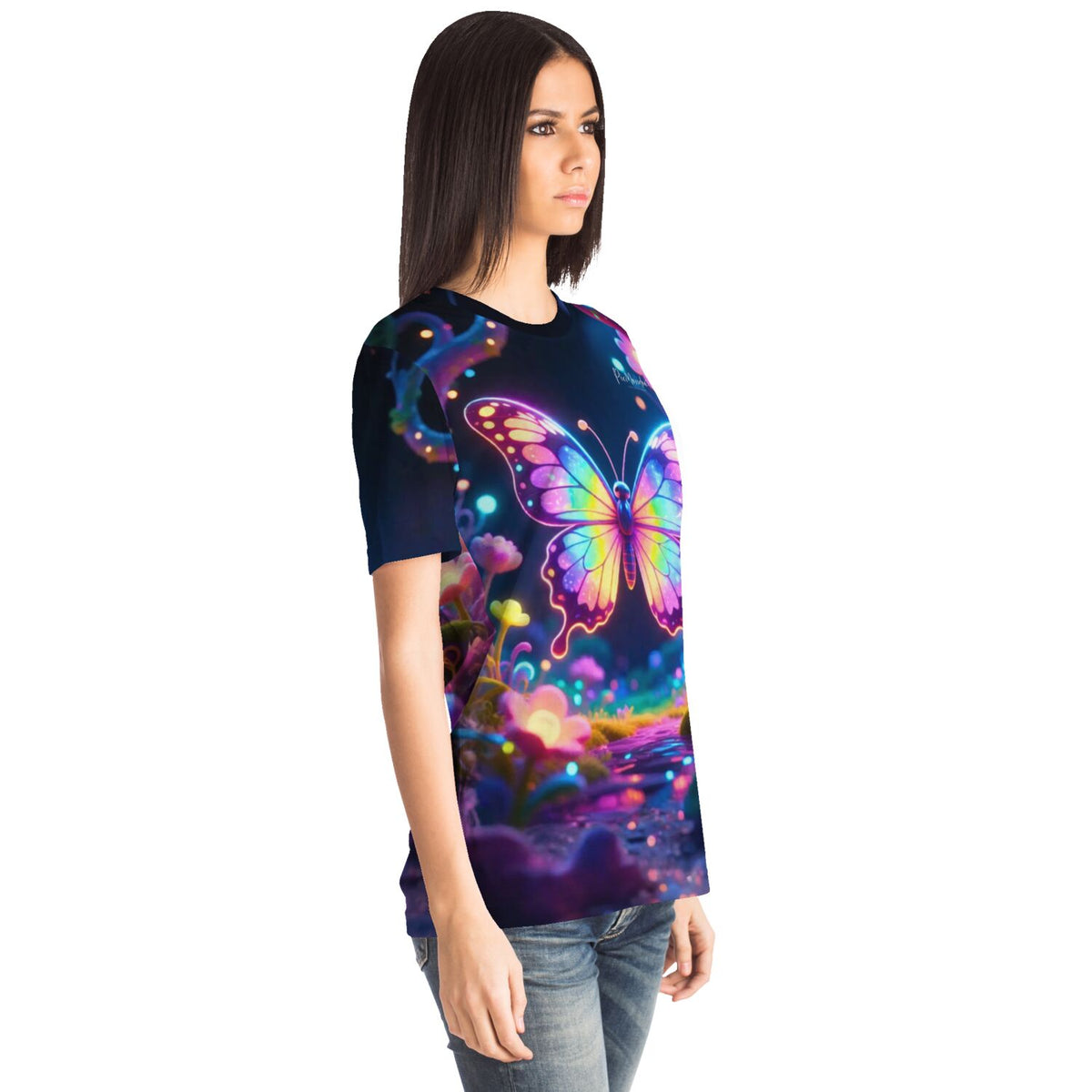 Frau trägt Dreamer T-Shirt mit buntem Schmetterling-Motiv im Stil von Diamond Painting und Malen nach Zahlen Designs