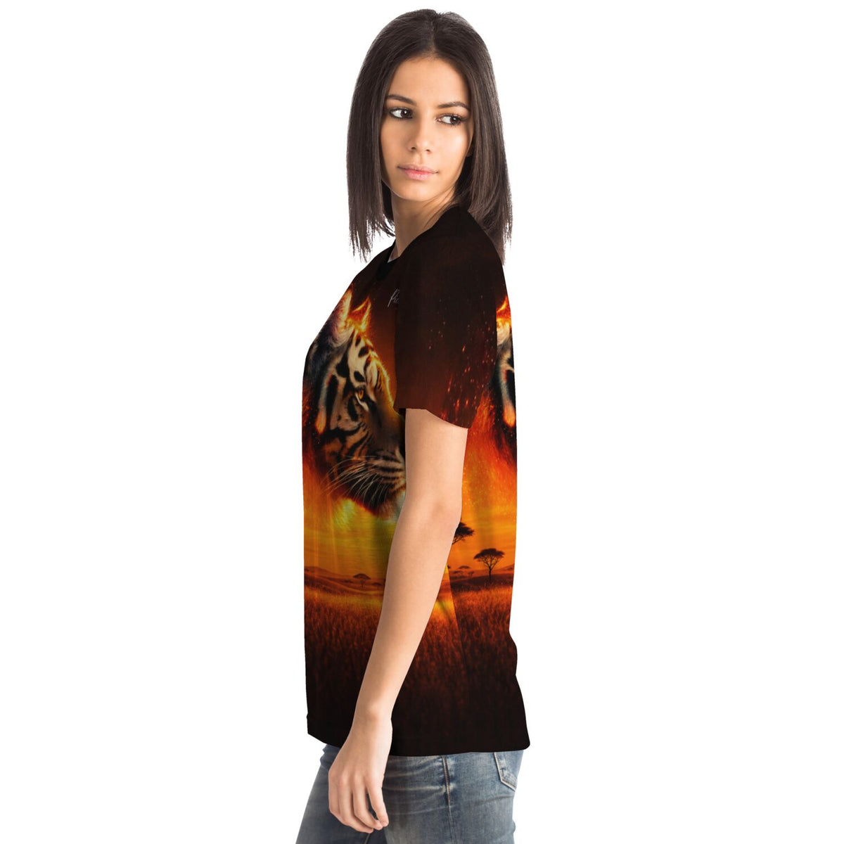 Frau trägt Dreamer T-Shirt mit Tiger-Motiv im Feuerherz Design in intensiven Farben, ideal für Kunst- und DIY-Fans.