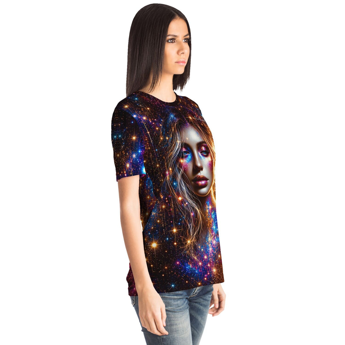 Frau trägt Dreamer T-Shirt Elara mit Galaxie-Print und Frauenporträt, ideal für Fans von Diamond Painting und Kunst