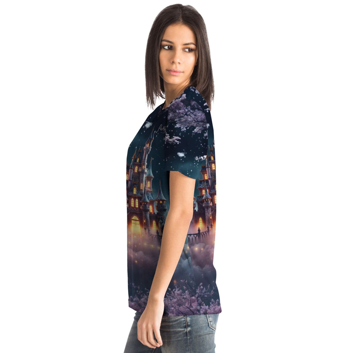 Frau in T-Shirt mit Nachtschloss-Motiv. Design passend zu Diamond Painting und Malen nach Zahlen für Erwachsene.