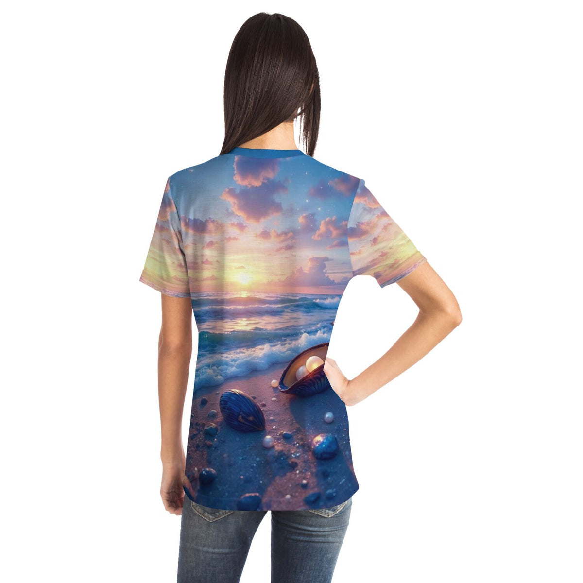 Frau trägt Dreamer T-Shirt mit Strand-Motiv, inspiriert von Diamond Painting Naturlandschaften bei Sonnenuntergang