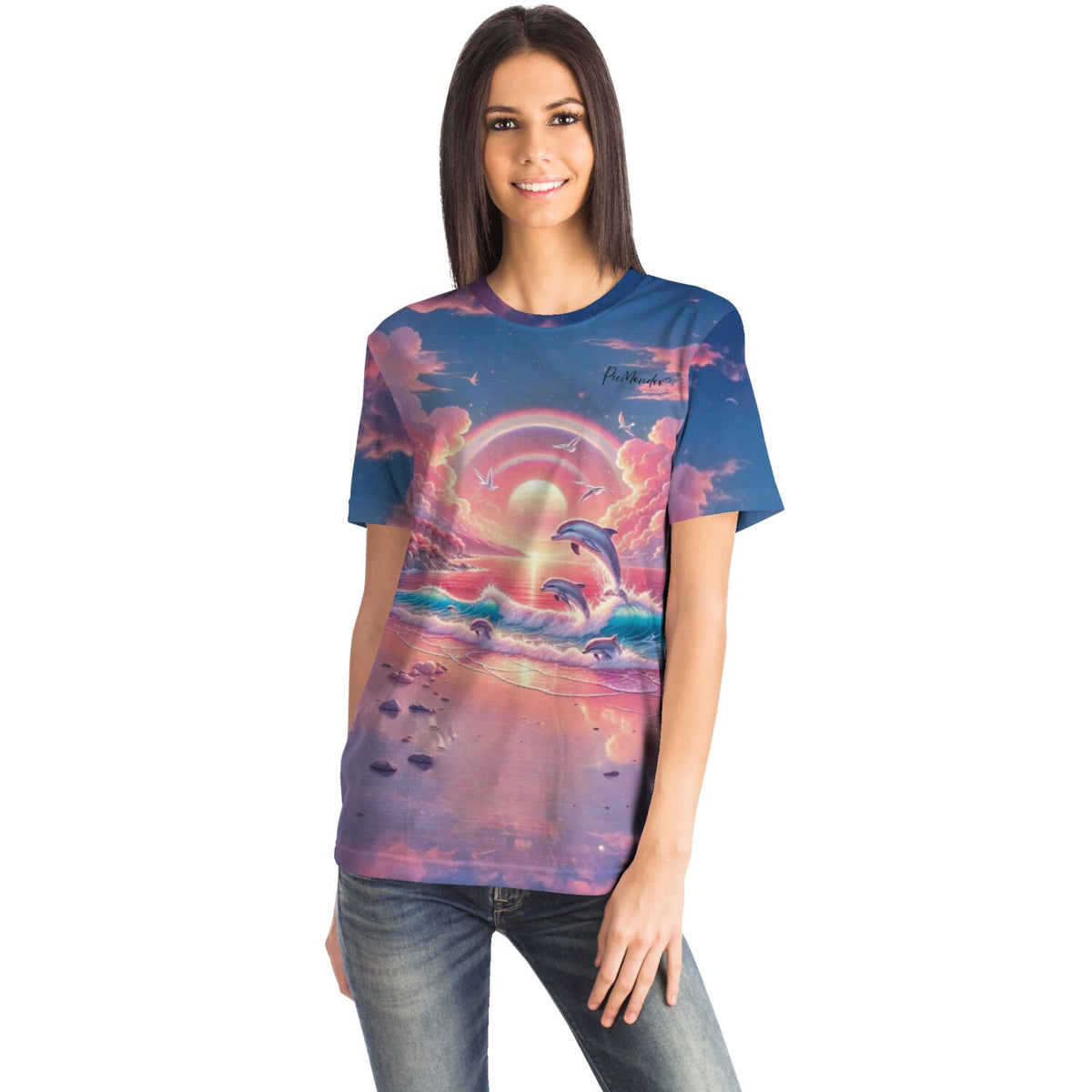 Frau trägt Dreamer T-Shirt mit Pinkes Meeresrauschen Motiv, inspiriert von unseren Diamond Painting Designs