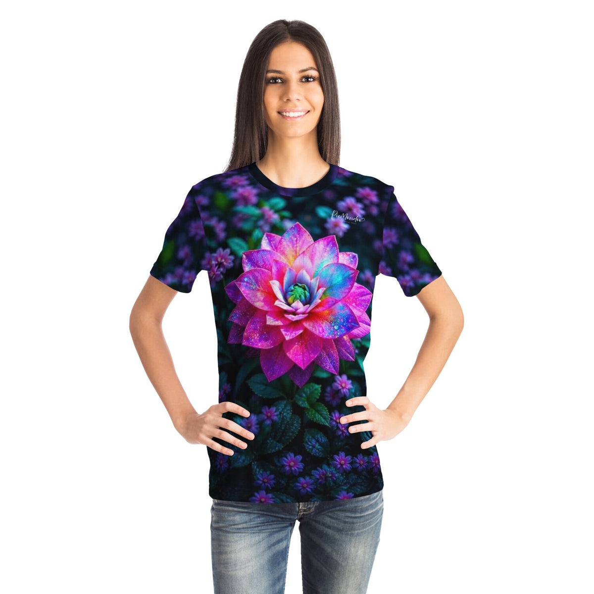 Frau trägt Dreamer T-Shirt mit Sternenstaub Lotus Motiv – das leuchtende Design ist ideal für Diamond Painting Fans.