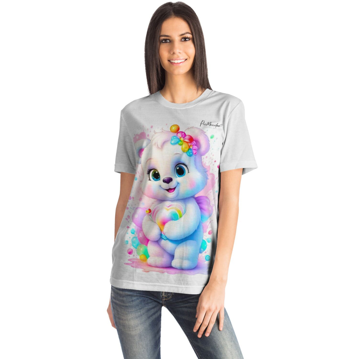 Frau trägt weißes T-Shirt mit niedlichem Herzensbärchen Motiv im bunten Diamond Painting und Malen nach Zahlen Stil
