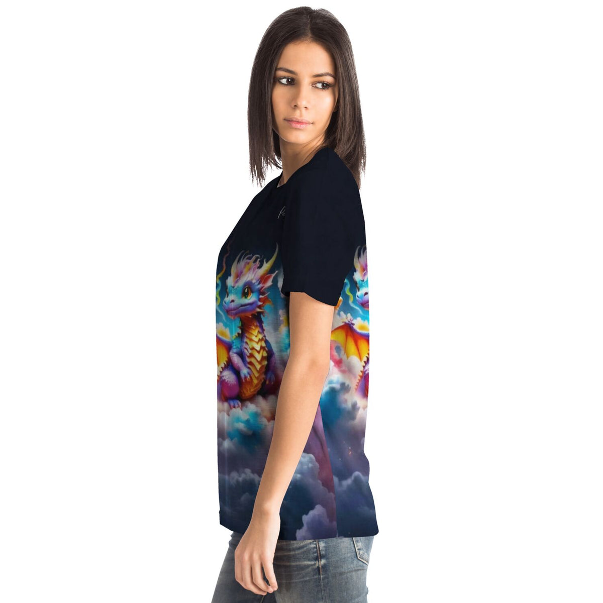 Schwarzes T-Shirt mit farbenfrohem Baby-Drachen-Motiv in Wolken, ideal für Fans von Malen nach Zahlen und Diamond Painting