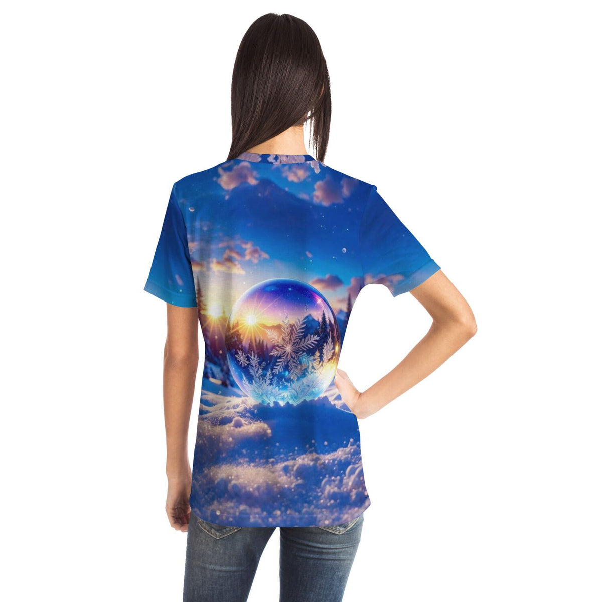 Frau trägt Dreamer T-Shirt mit leuchtendem Kristallwelt-Motiv, das an magische Diamond Painting Designs erinnert