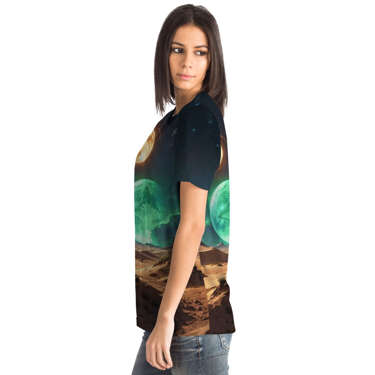 Frau trägt Dreamer T-Shirt mit Weltraum-Landschaft, Wüste und Planeten im Stil von Malen nach Zahlen und Diamond Painting