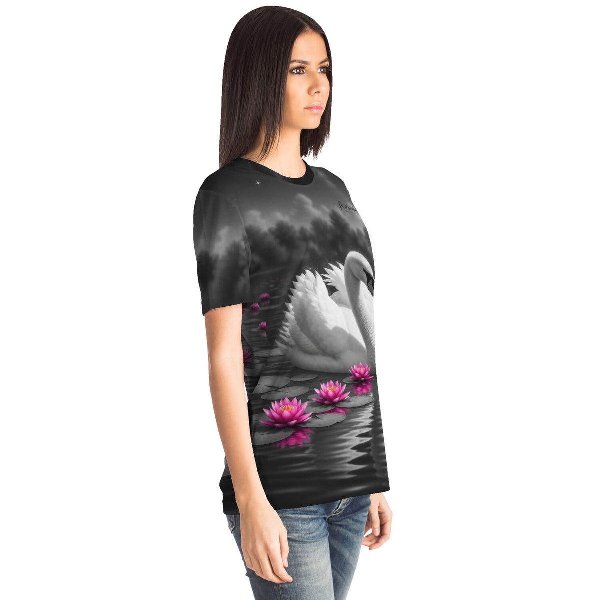 Frau trägt Dreamer T-Shirt mit Schwan und Seerosen Motiv, passend im Stil zu Diamond Painting und Malen nach Zahlen