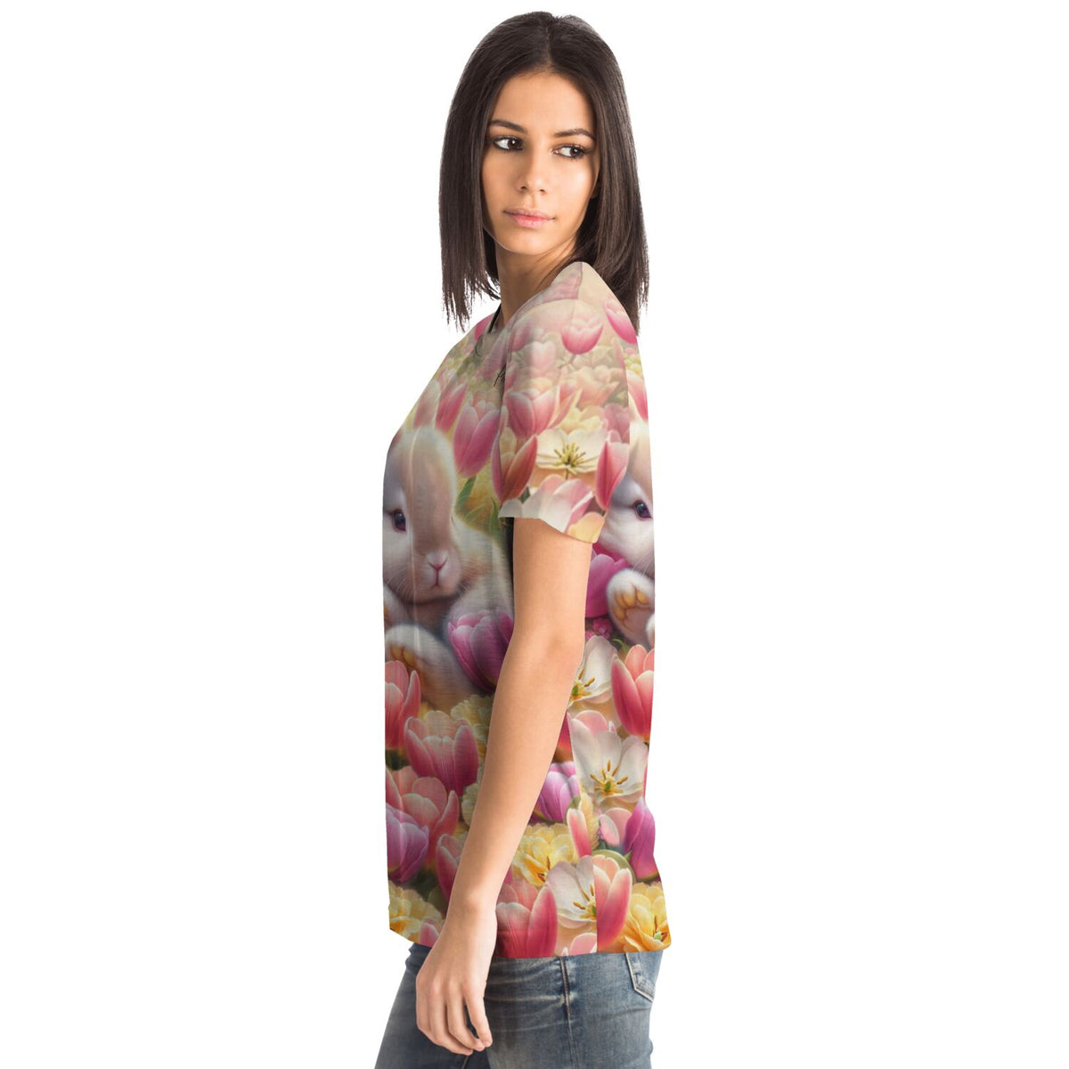 Frau trägt T-Shirt mit verträumtem Osterhäschen-Motiv in bunten Frühlingsblumen, ideal für Malen nach Zahlen Fans