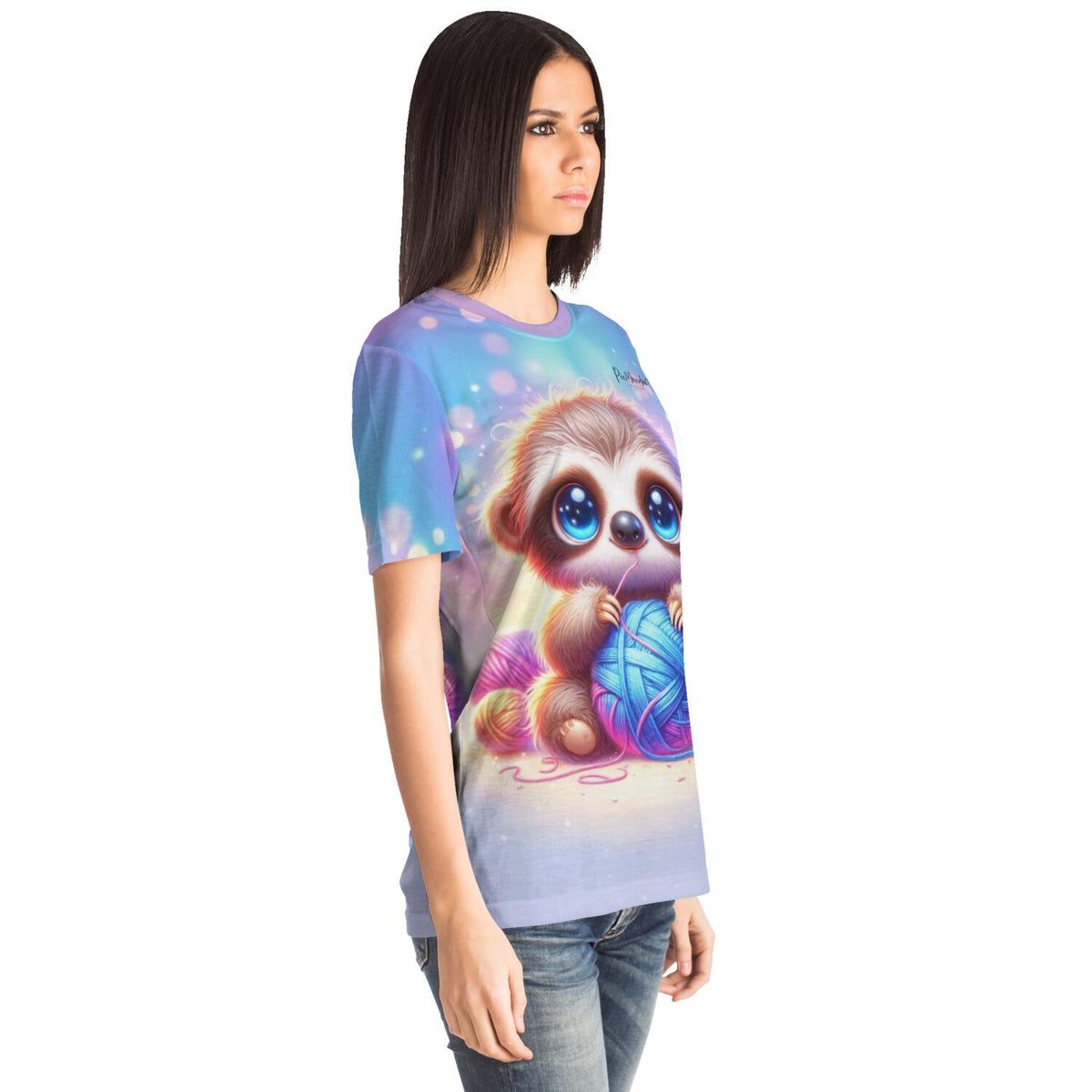 Frau trägt ein T-Shirt mit süßem Faultier-Motiv im Stil von Diamond Painting und Malen nach Zahlen Designs