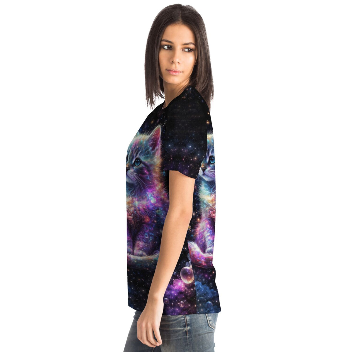Frau trägt ein Dreamer T-Shirt mit kunterbuntem Galaxie-Kätzchen Motiv im Stil beliebter Diamond Painting Kunstwerke.