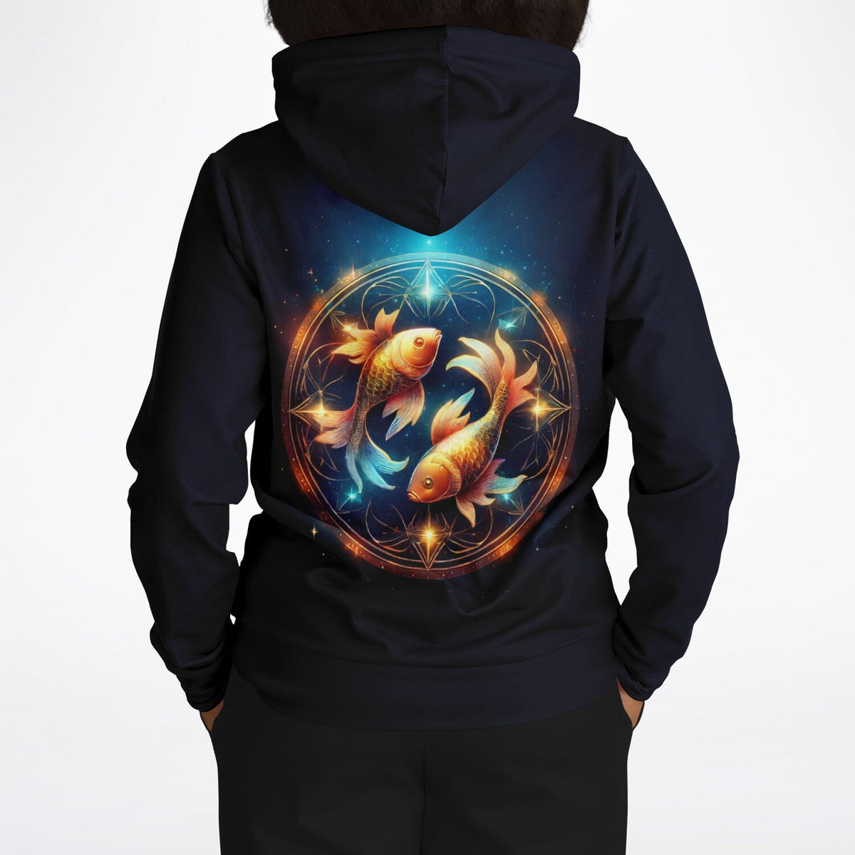 Schwarzer Dreamer Hoodie mit glänzendem Sternzeichen Fisch Motiv in einem magischen Kreis, Rückenansicht.