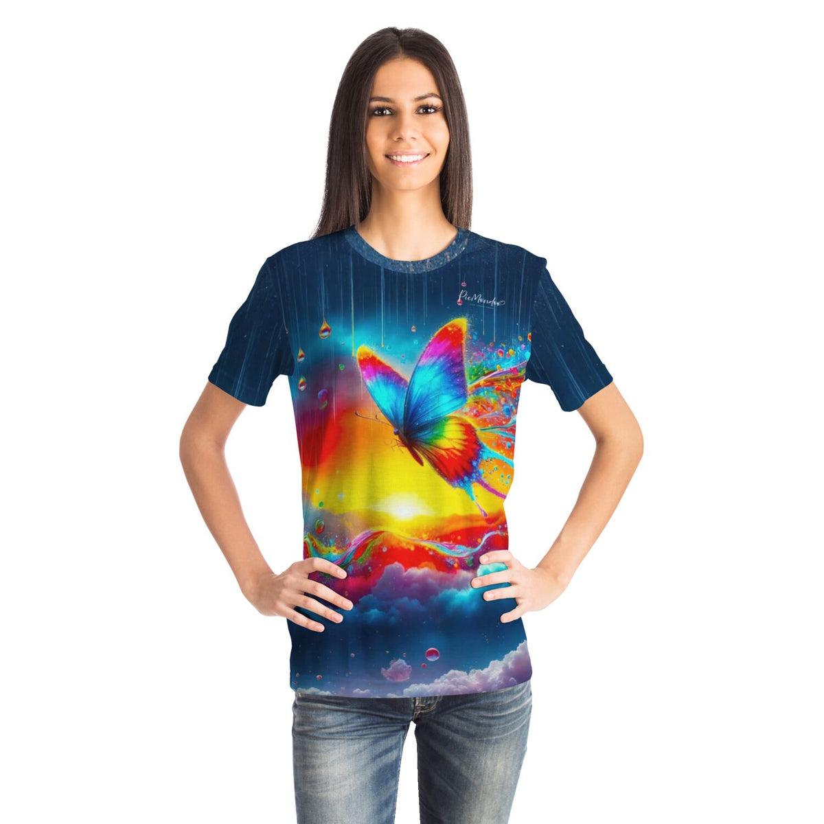 Frau trägt ein T-Shirt mit buntem Schmetterling im Regenbogenfluss Design, inspiriert von Diamond Painting Motiven