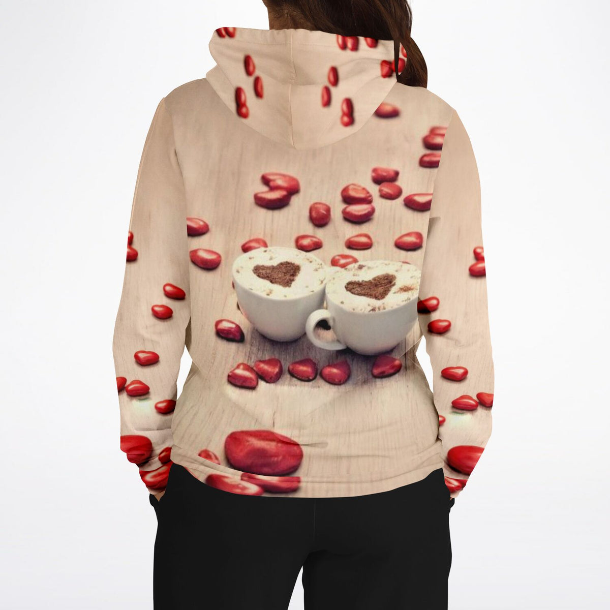 Beiger Hoodie mit Kaffeetassen-Motiv, Herz-Latte-Art und roten Herz-Akzenten im All-Over-Print Design.