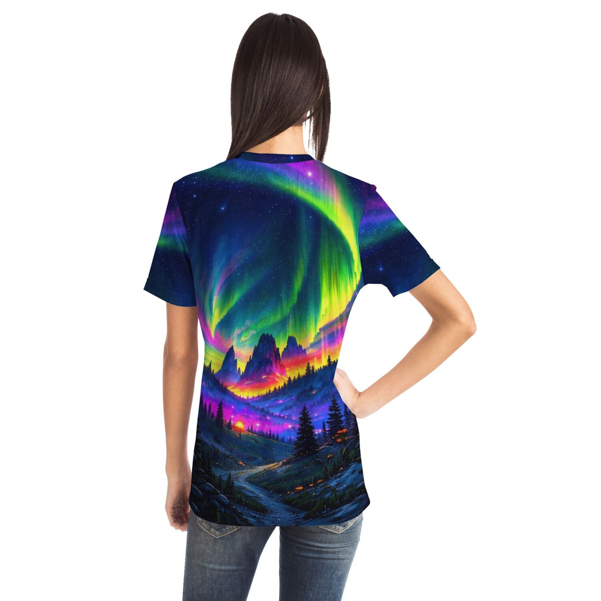 Frau trägt Dreamer T-Shirt mit buntem Polarlicht-Motiv, das an Diamond Painting Landschaften erinnert.