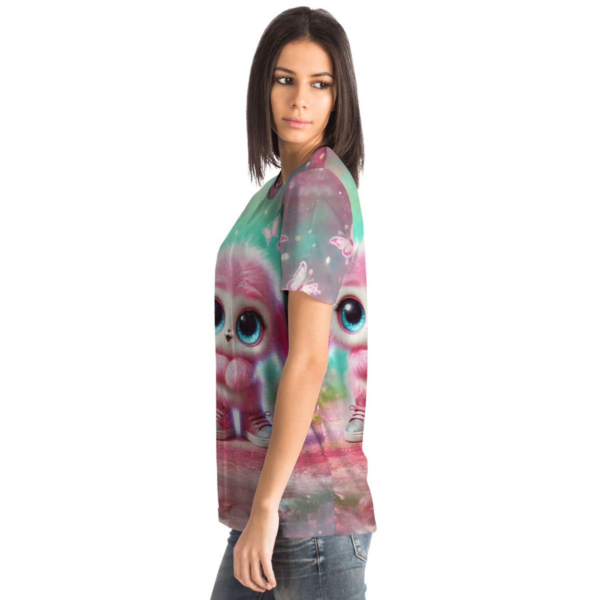 Frau trägt Dreamer T-Shirt mit Pink Fluffel Knuffel Motiv, das im Stil von Malen nach Zahlen oder Diamond Painting glänzt