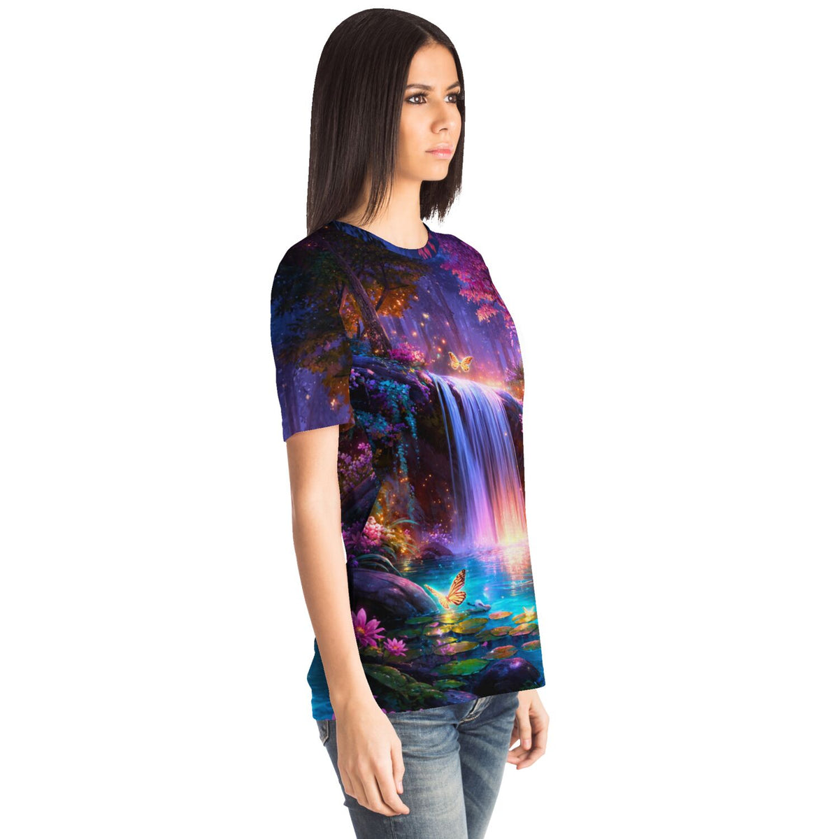 Frau trägt ein T-Shirt mit mystischem Wasserfall-Motiv im Stil von Diamond Painting und Malen nach Zahlen Designs