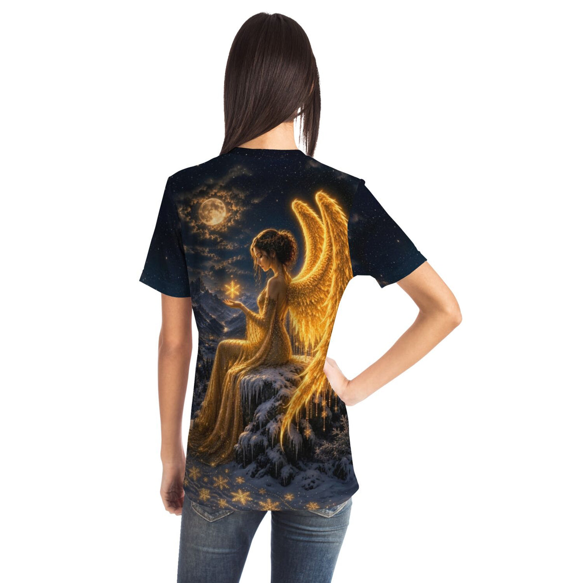 T-Shirt mit Engel Motiv im Stil von Diamond Painting Kunst: Goldene Flügel, Vollmond und schneebedeckte Landschaft