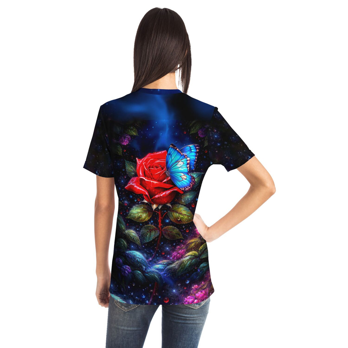 T-Shirt mit künstlerischem Motiv einer roten Rose und blauem Schmetterling auf nachthimmelblauem Hintergrund