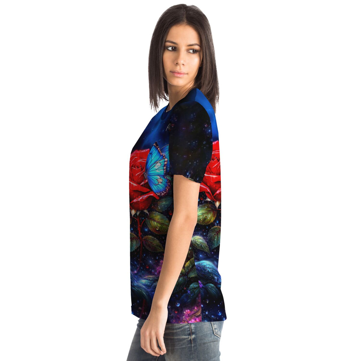 Frau trägt Dreamer T-Shirt mit roter Rose und blauem Schmetterling im Stil unserer Diamond Painting Motivwelten