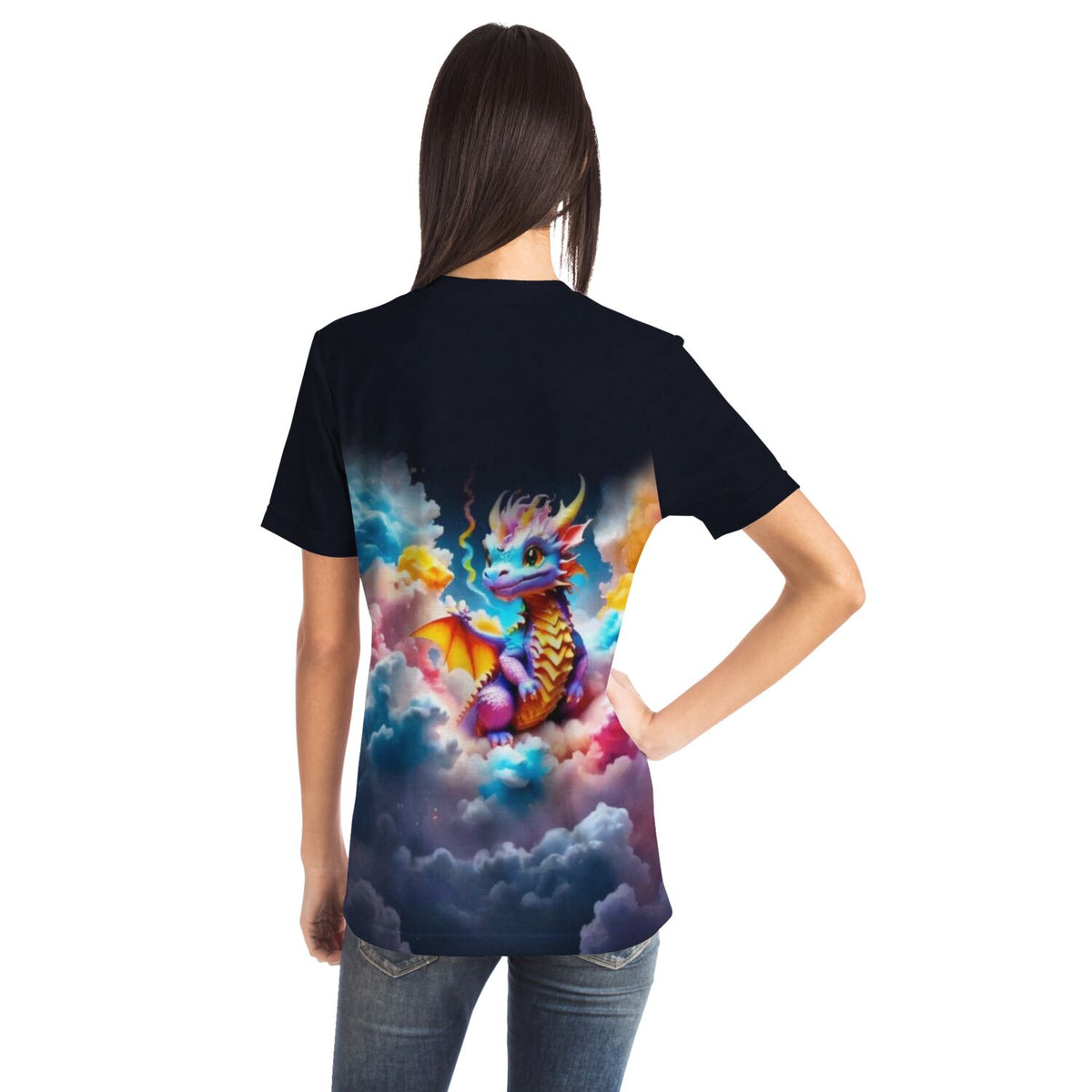 Schwarzes T-Shirt mit farbenfrohem Baby-Drachen-Motiv in bunten Wolken, inspiriert von Diamond Painting Kunstdesigns.