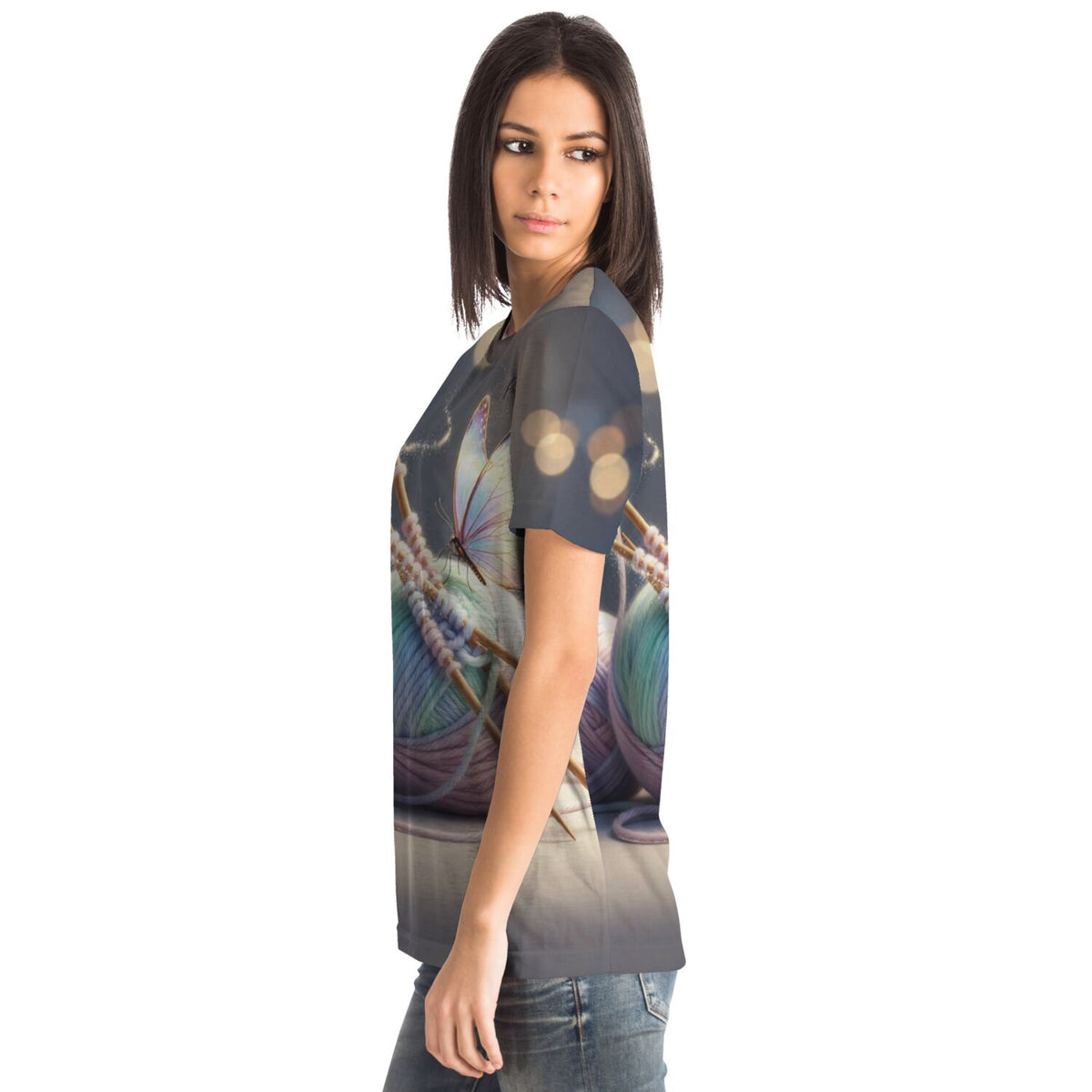 Frau trägt Dreamer T-Shirt mit Wollknäuel-Motiv, das an liebevolle Diamond Painting oder Malen nach Zahlen Designs erinnert.
