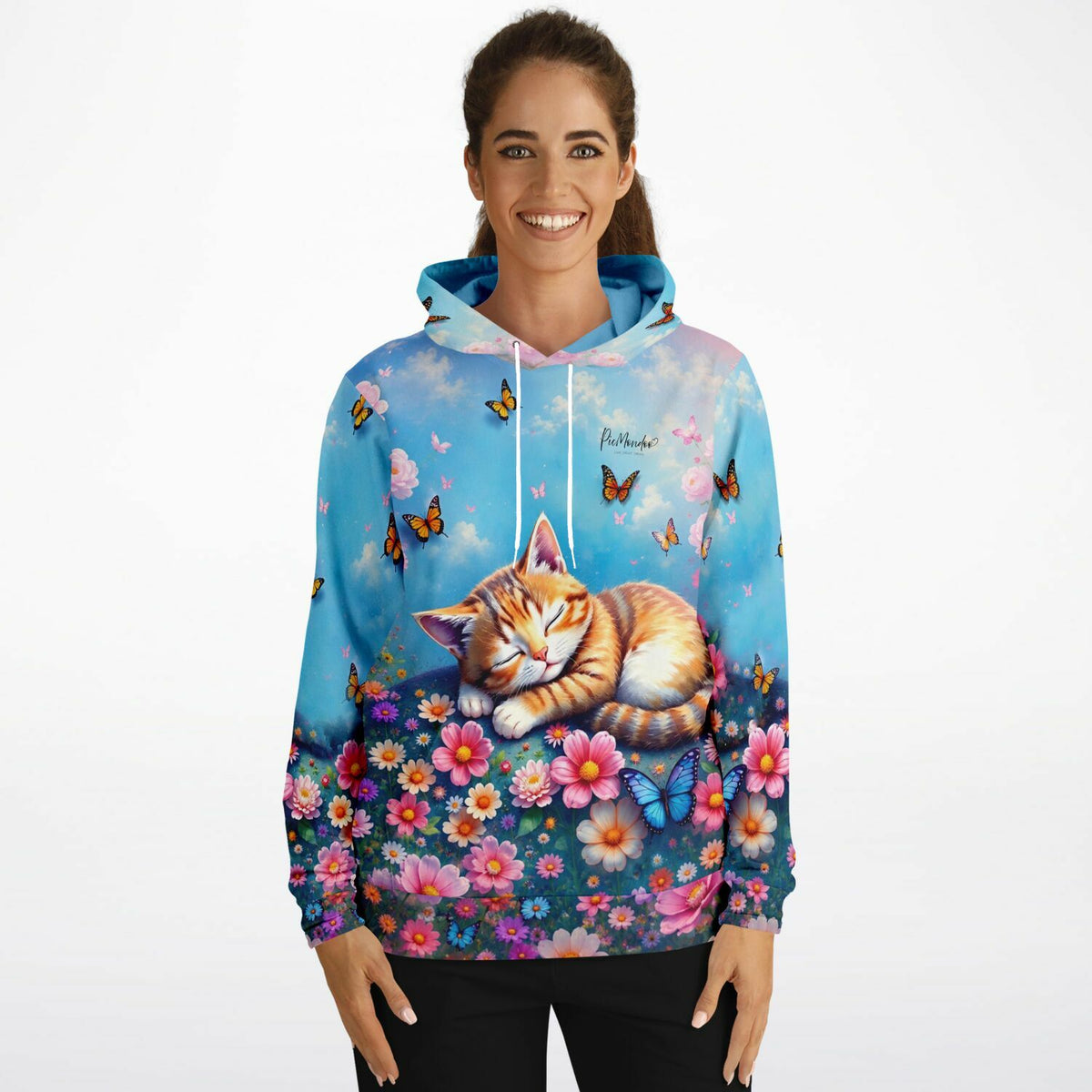 Ein lächelndes Model trägt den Dreamer Hoodie mit einem Motiv aus schlafendem Kätzchen, Blumen und Schmetterlingen.