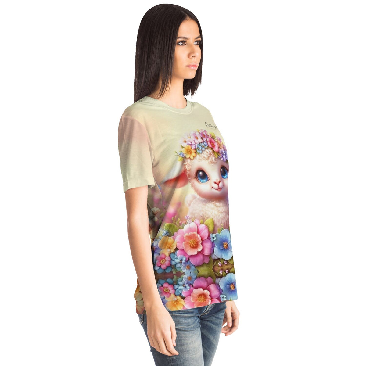 Frau trägt Dreamer T-Shirt mit Osterlämmchen Lupina Motiv, inspiriert von Diamond Painting und Malen nach Zahlen Designs.