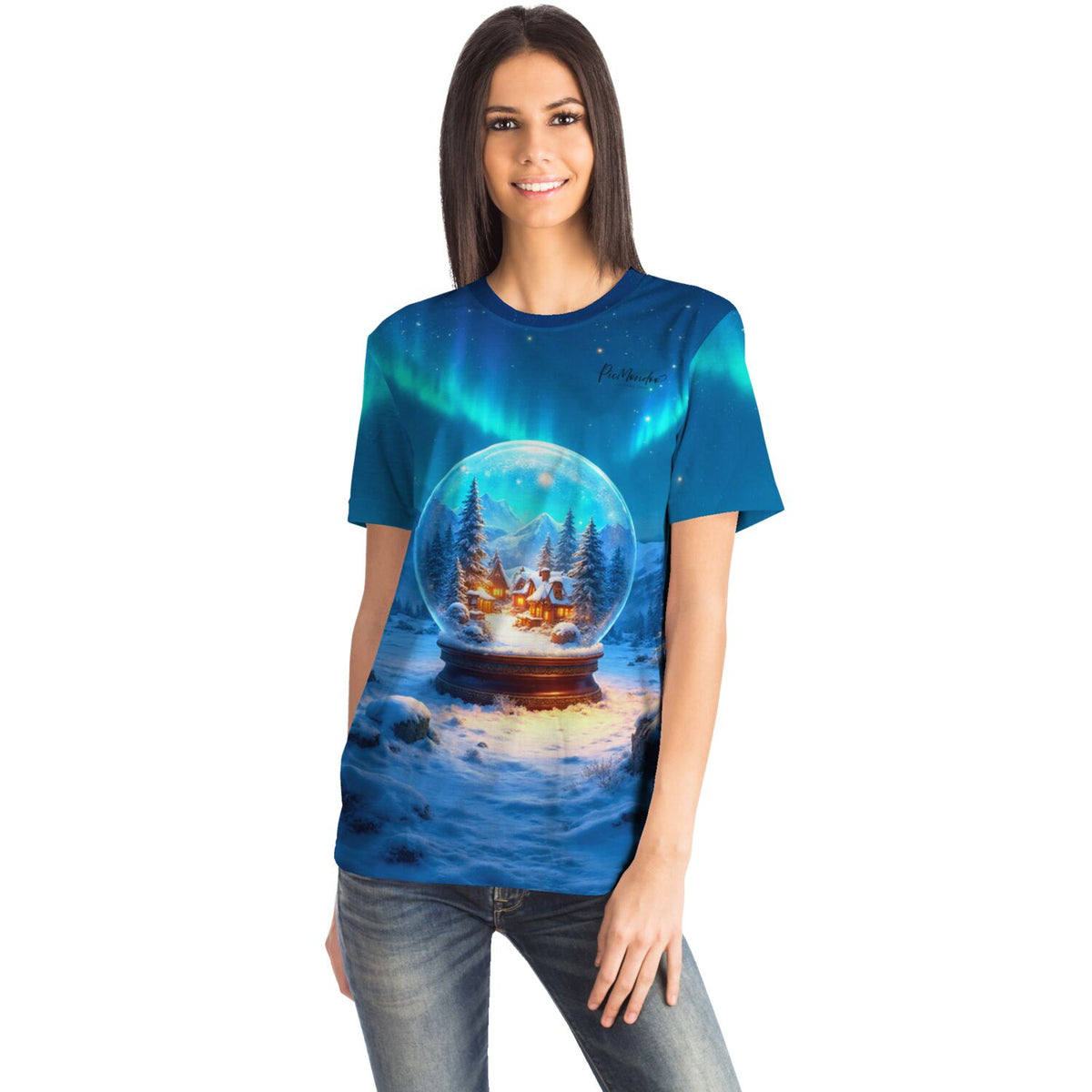 Frau trägt blaues T-Shirt mit Schneekugel-Motiv, inspiriert durch Diamond Painting Landschaften und Nordlichter