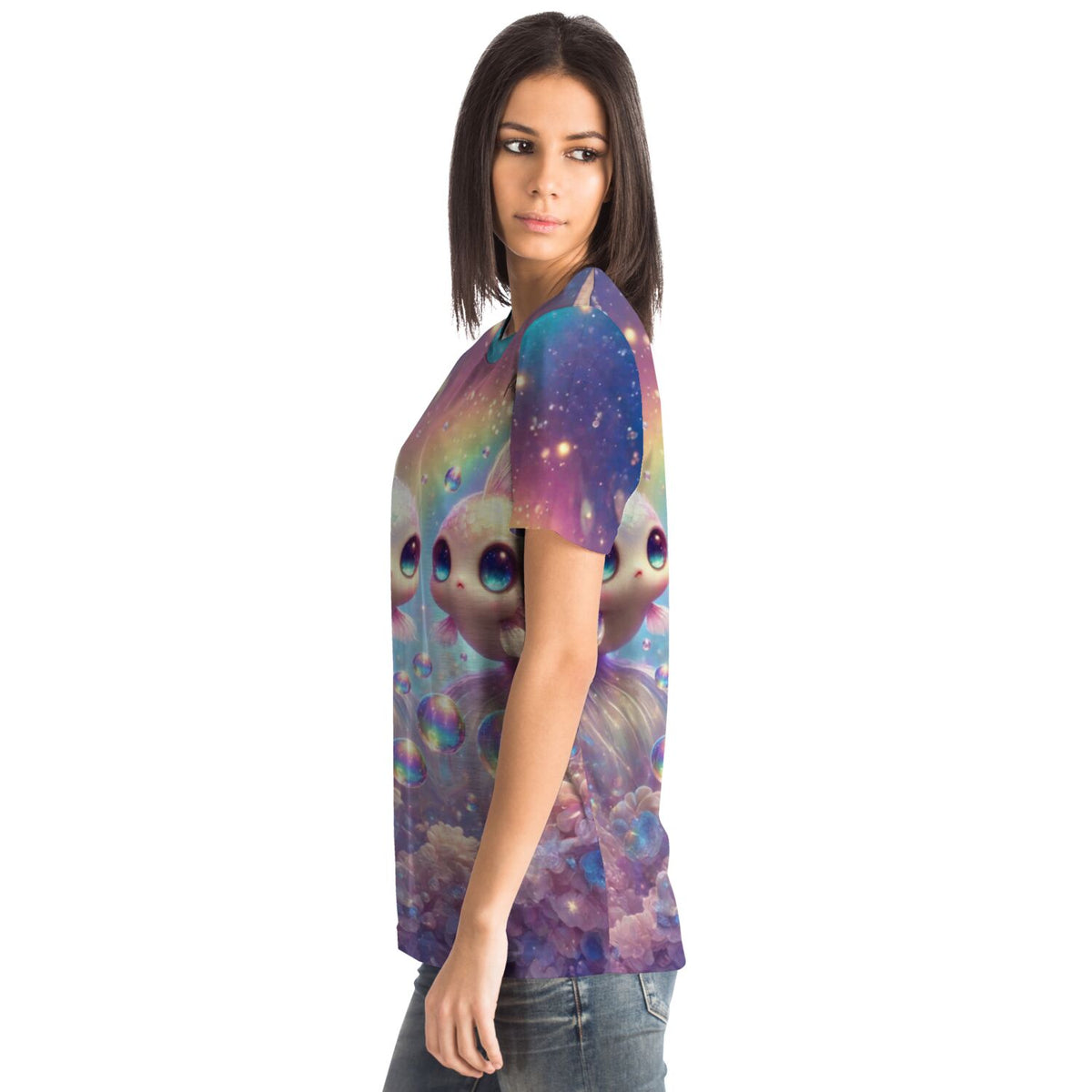 Frau trägt Dreamer T-Shirt mit buntem Glitzerwelt-Motiv, das stilistisch an Diamond Painting und Malen nach Zahlen erinnert