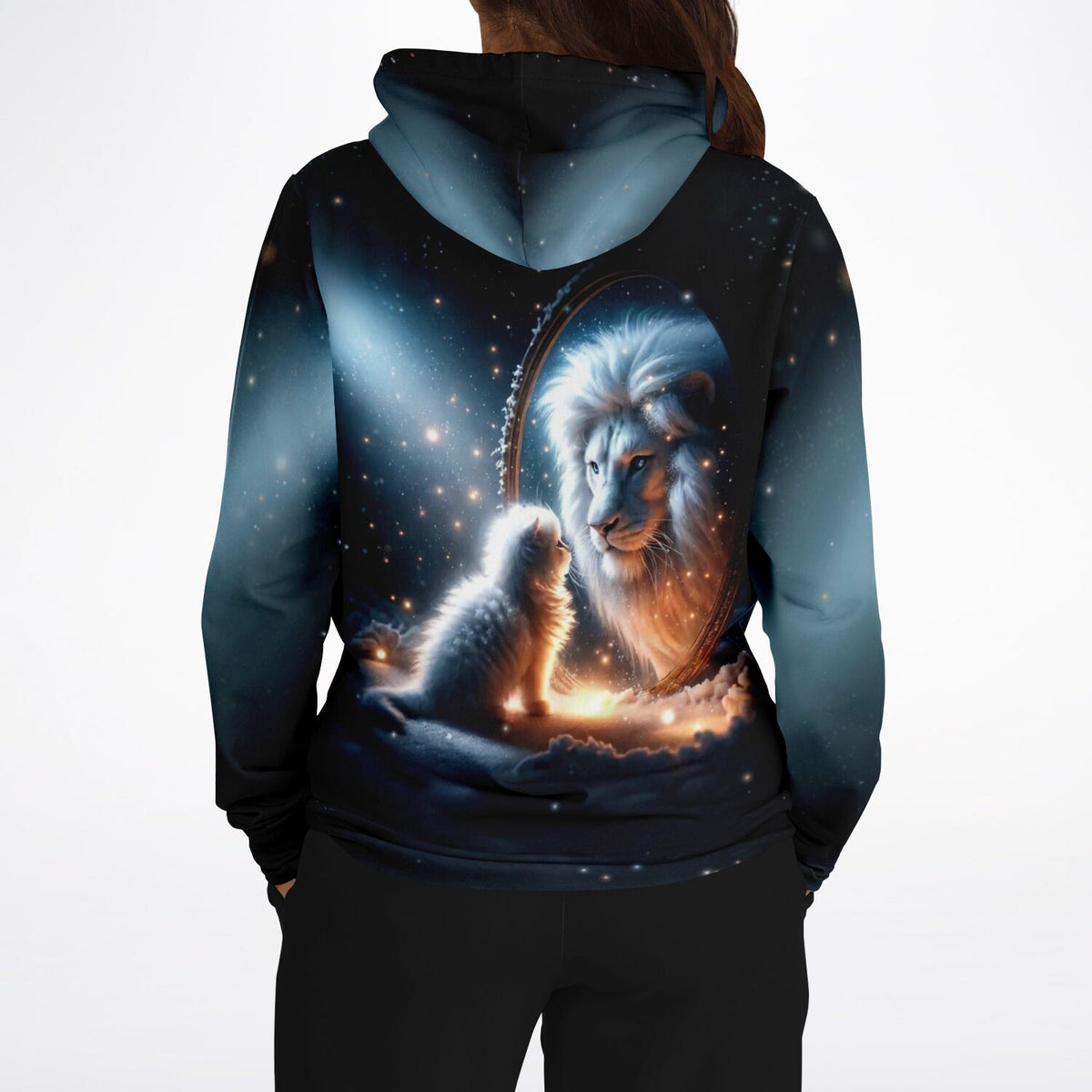 Dreamer Hoodie mit Löwen-Motiv: Ein kleines Katzenjunges sieht sein Spiegelbild als stolzer Löwe im magischen Sternenhimmel.