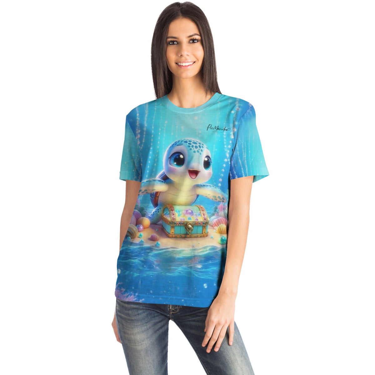 Frau trägt blaues T-Shirt mit Diamond Painting Motiv: niedliche Meeresschildkröte mit Schatzkiste unter Wasser