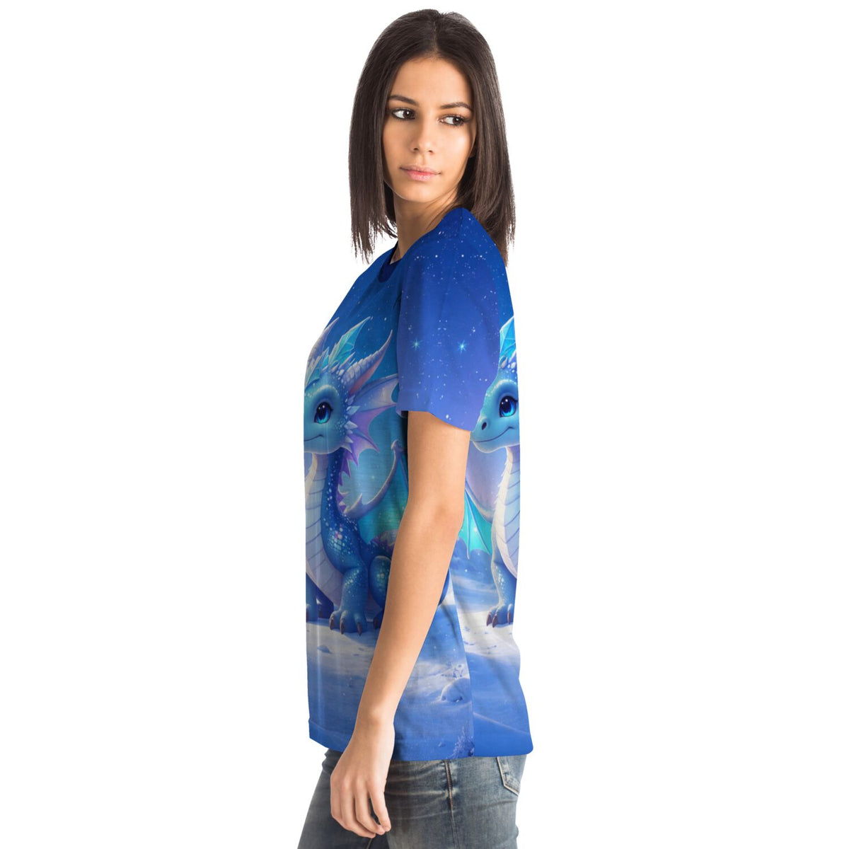 Frau trägt blaues T-Shirt mit niedlichem Drachen-Motiv im Stil von Diamond Painting und Malen nach Zahlen Designs
