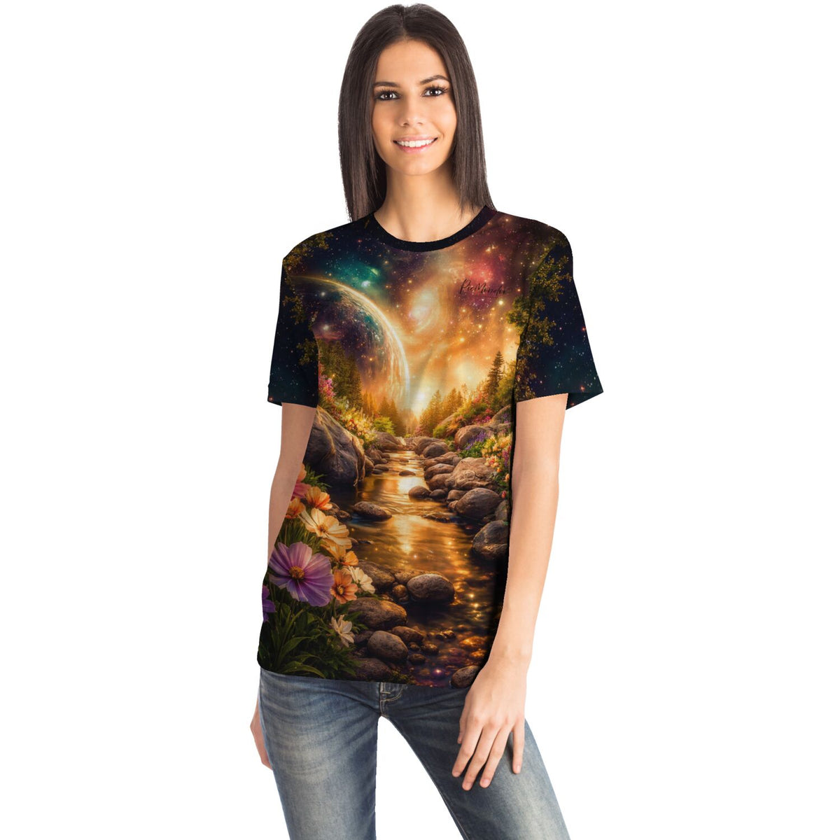 Frau trägt Dreamer T-Shirt mit mystischem Landschaftsmotiv im Stil von Diamond Painting und Malen nach Zahlen