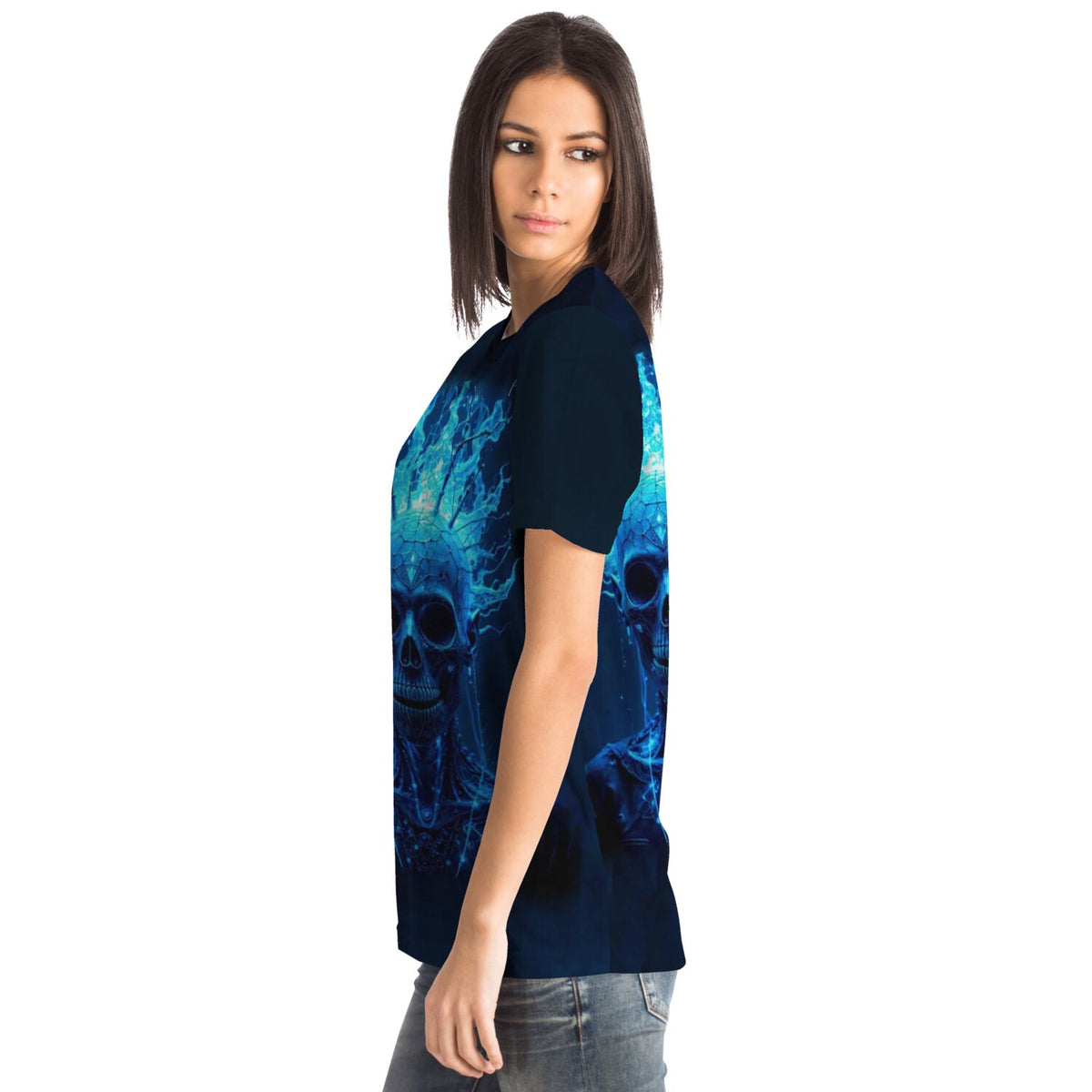 Frau trägt blaues T-Shirt mit mystischem Totenkopf-Motiv im Stil von Diamond Painting Kunstdesigns