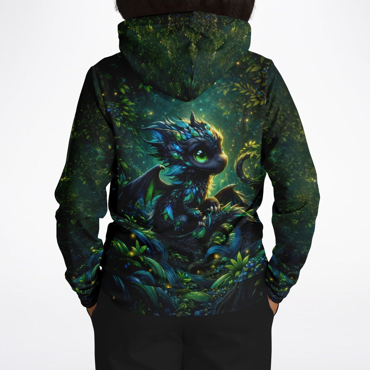Dreamer Hoodie mit Drachen-Motiv: kleiner Drache im magischen Wald als hochwertiger AOP-Druck auf schwarzem Kapuzenpullover.