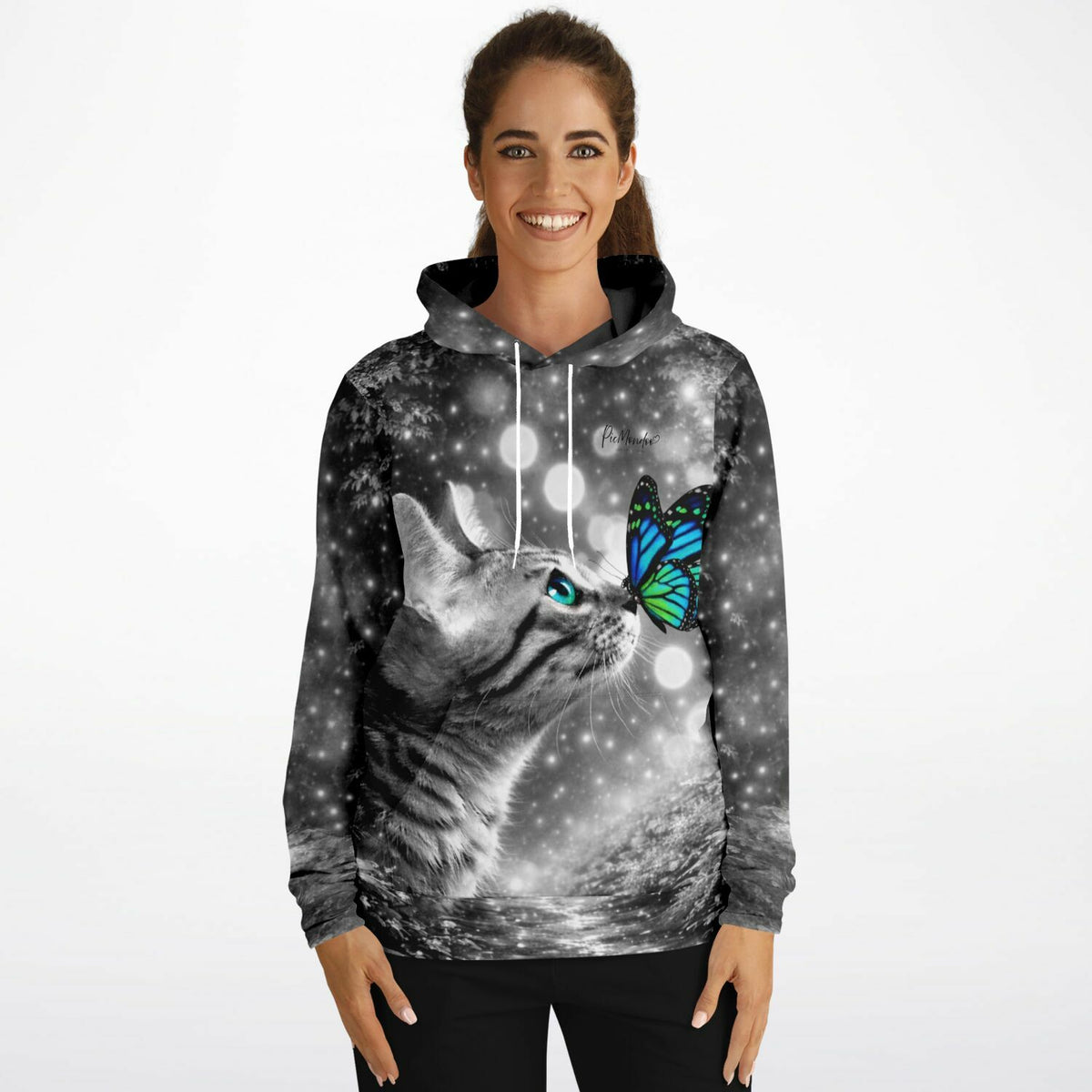 Frau trägt Dreamer Hoodie mit Katzen- und Schmetterlingsmotiv im Stil von Diamond Painting und Malen nach Zahlen Design