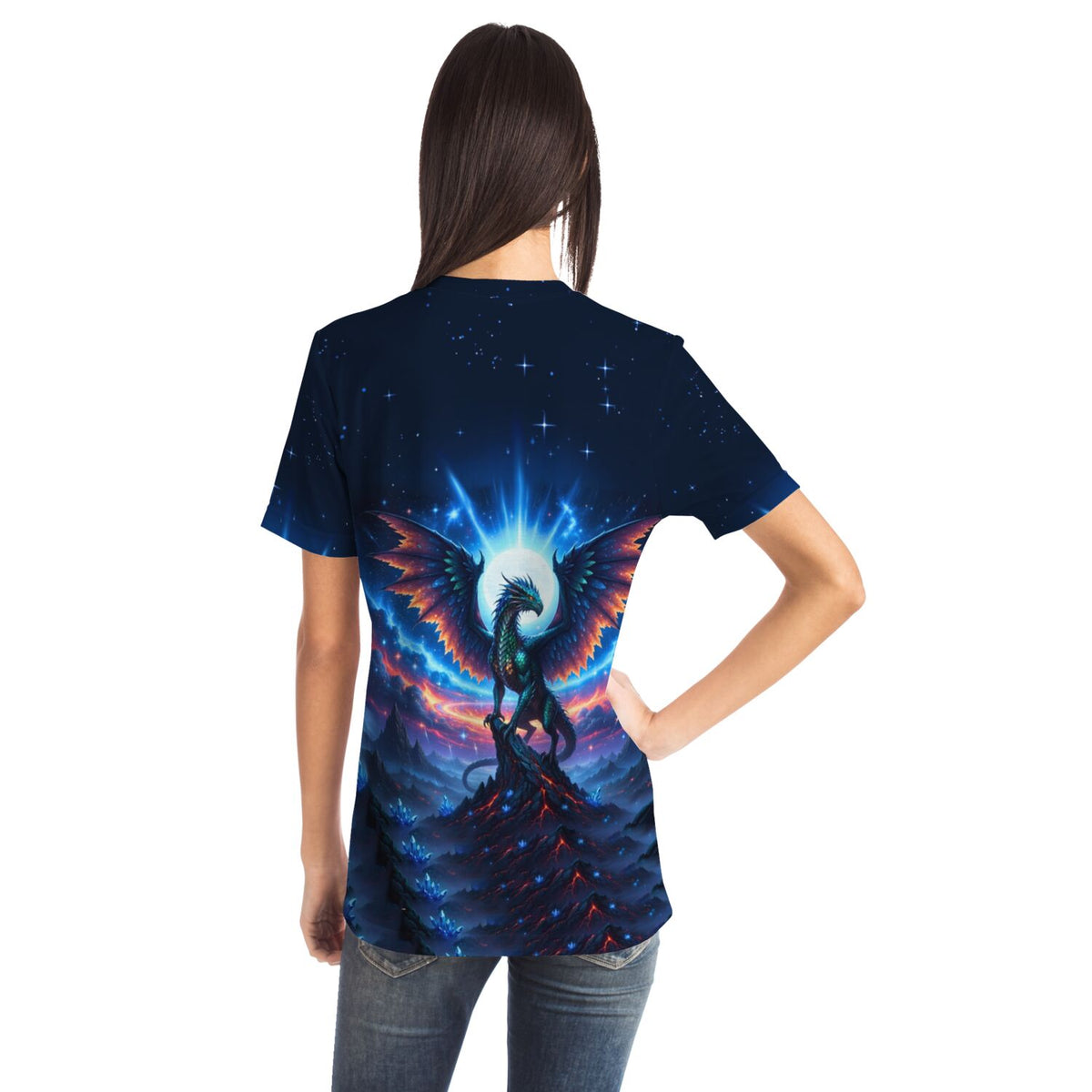 Frau trägt Dreamer T-Shirt mit leuchtendem Drachen-Print im Stil von Diamond Painting Motiven